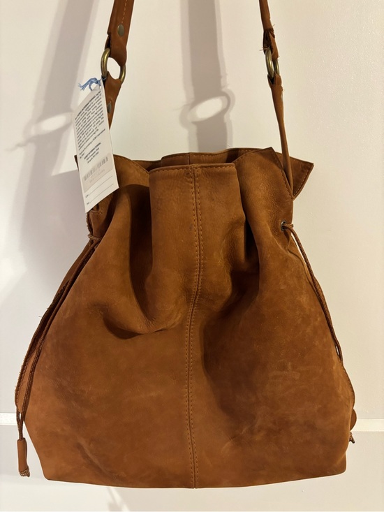 HOBO Handbags - HOBO Cognac Leather Bucket Shoulder Bag